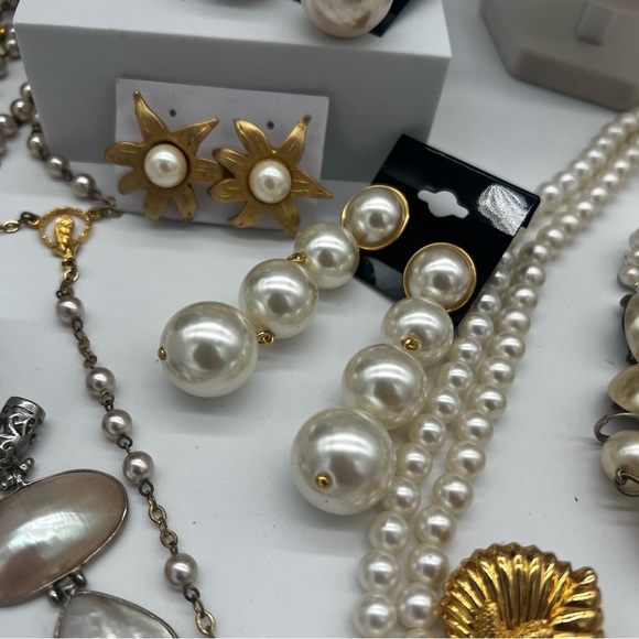 Large Vintage Pearl Jewelry Lot 60 Pieces Rings Necklaces Bracelets Earrings 4Ib - Picture 14 of 16